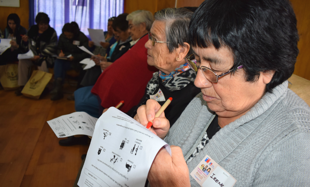 Las participantes de los talleres debieron contestar un cuestionario para acreditar lo aprendido.