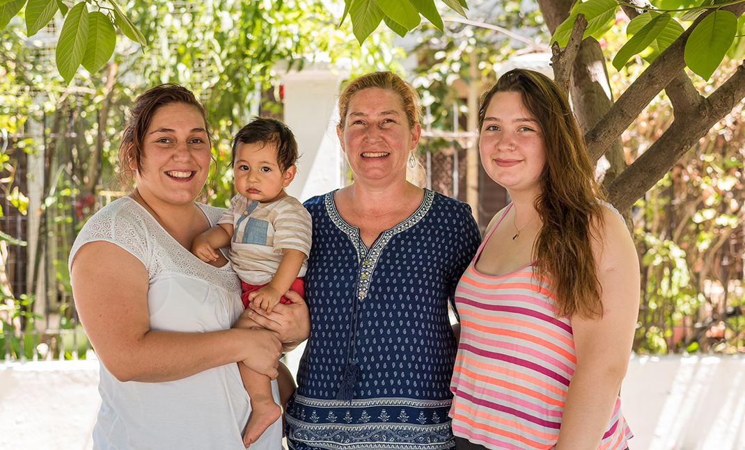 Familia de usuarios IPS, madre con dos hijas y nieto pequeño.
