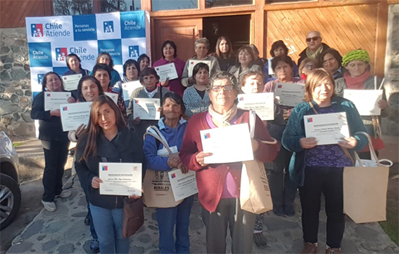 Mujeres participantes de talleres con sus diplomas en mano
