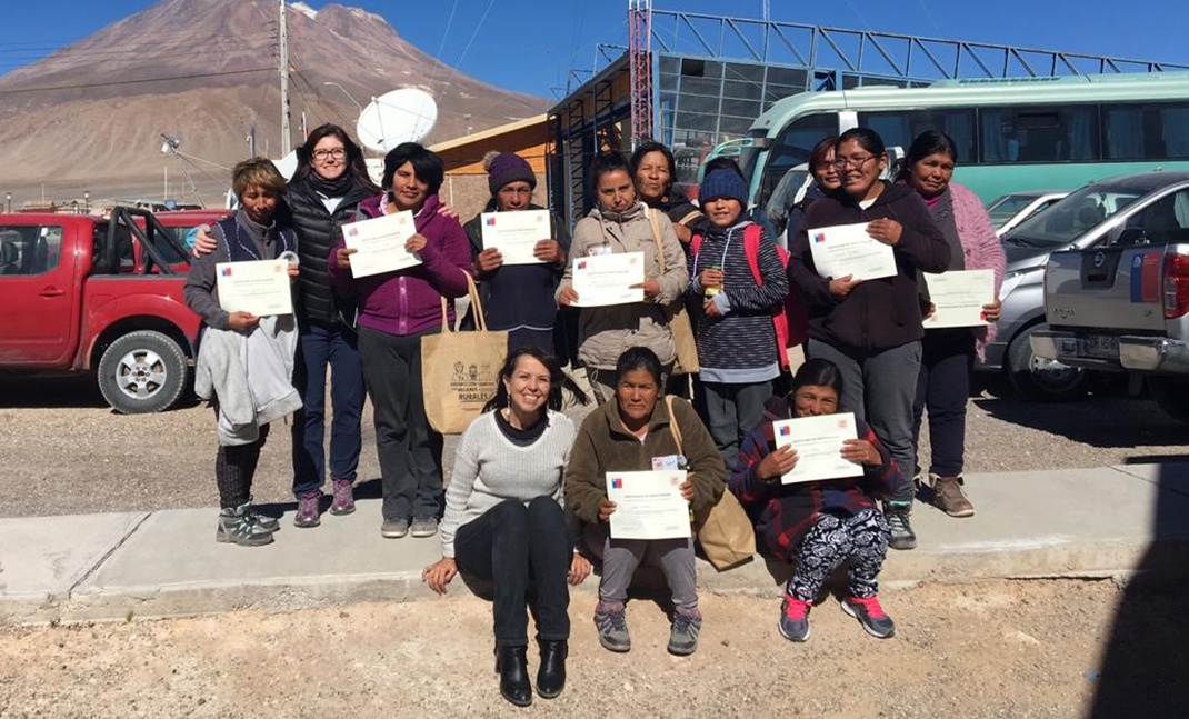 Mujeres participantes de talleres con diplomas en sus manos