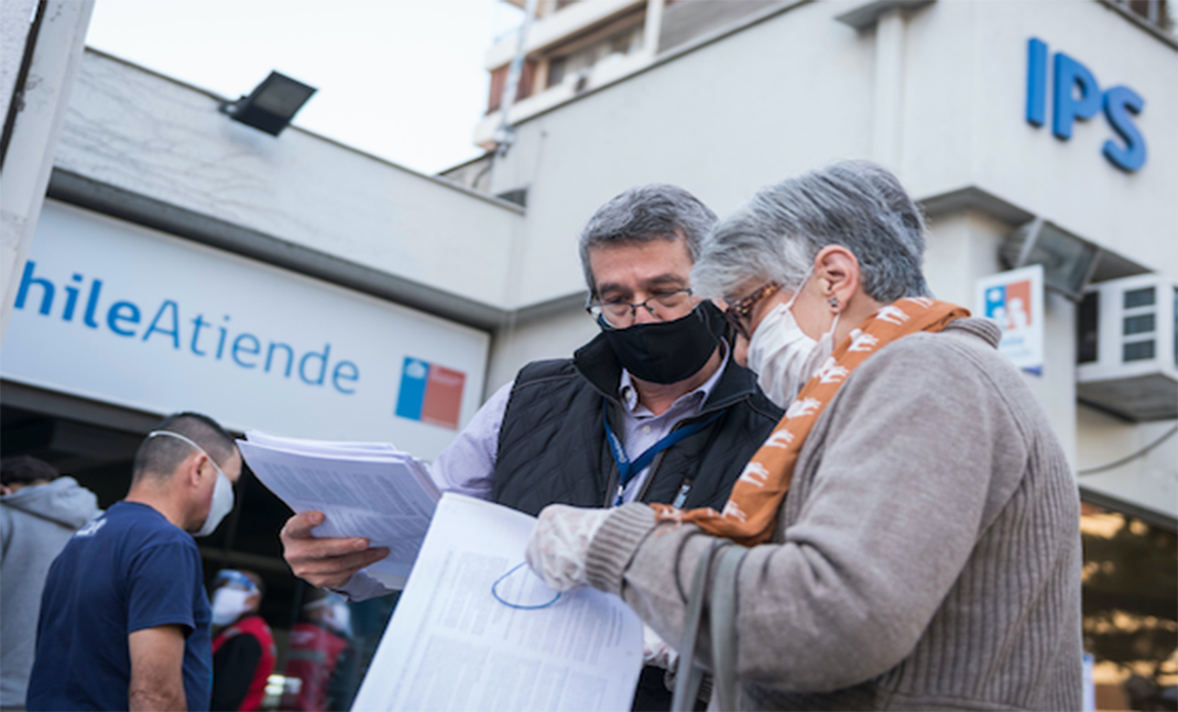 Usuarios frente a sucursal ChileAtiende