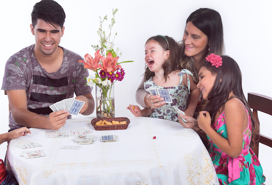Familia reunida en mesa