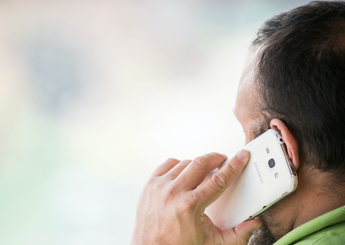 Persona con hablando por celular