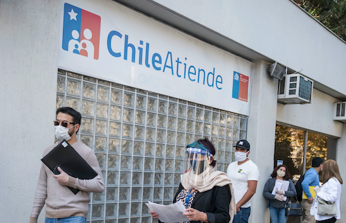 Personas esperando turno de atención