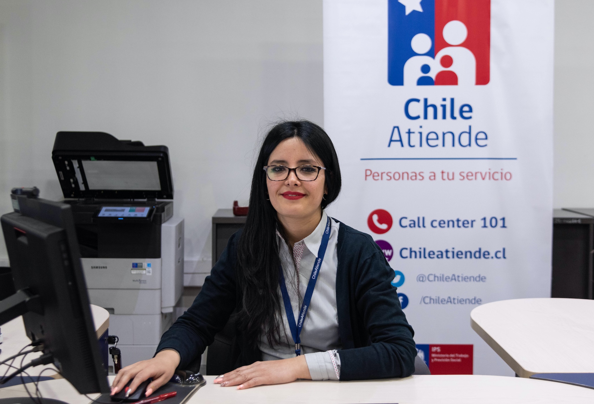 Mujer atiende en sucursal ChileAtiende