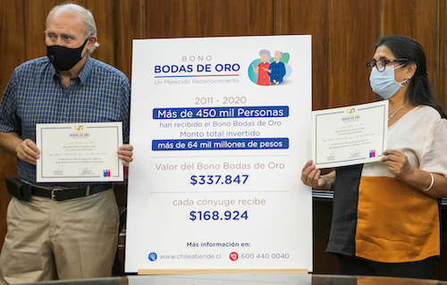 Pareja recibe el Bono Bodas de Oro