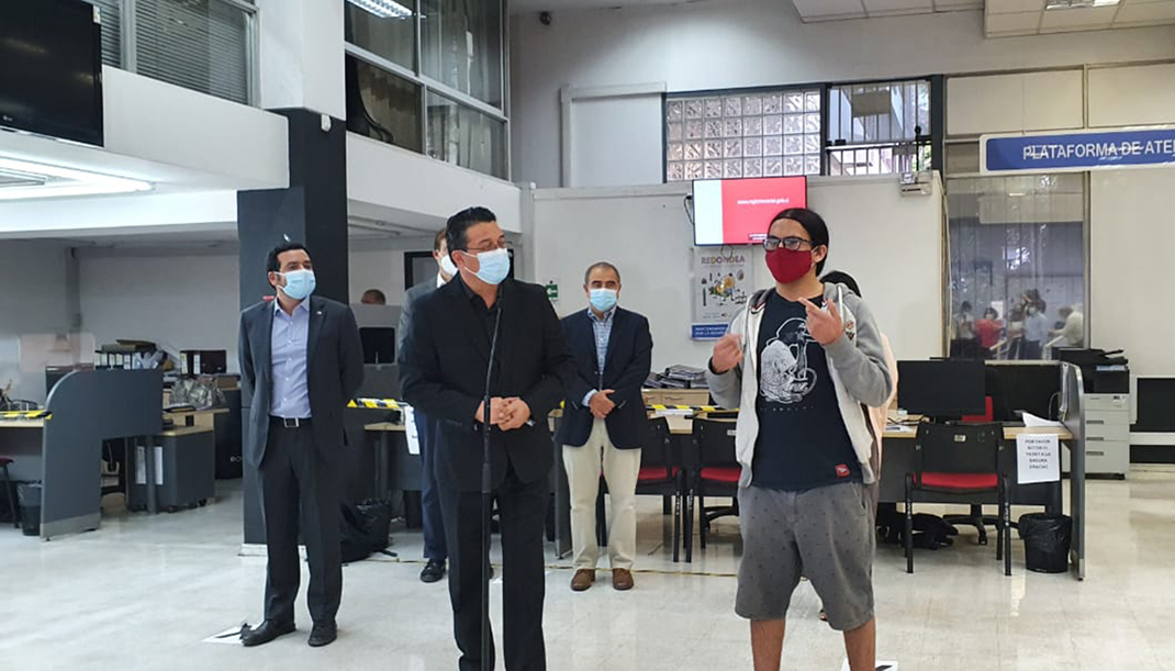 Autoridades junto a joven con discapacidad auditiva