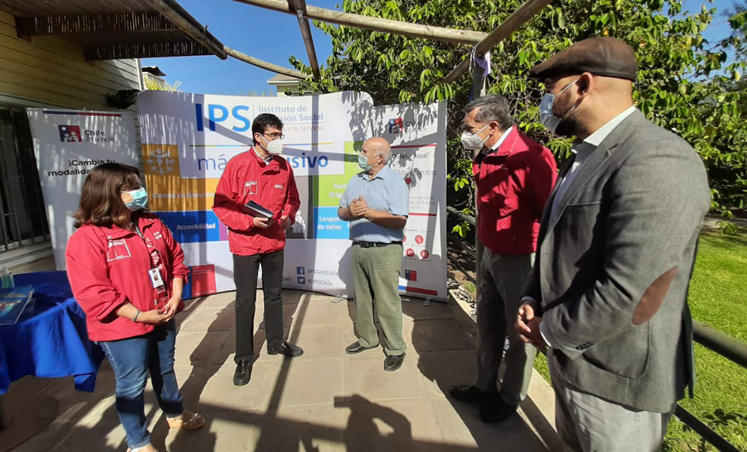 Subsecretario de Previsión Social junto a autoridades y trabajador.