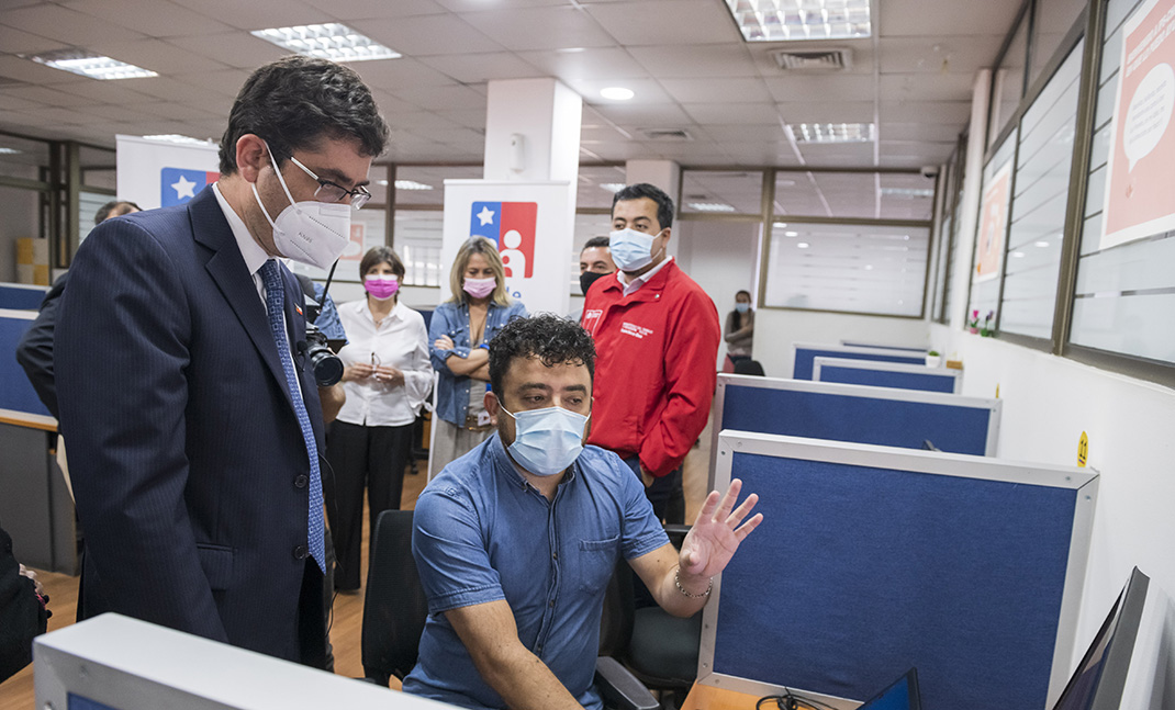 Ministro del Trabajo (s) conversa con ejecutivo ChileAtiende.