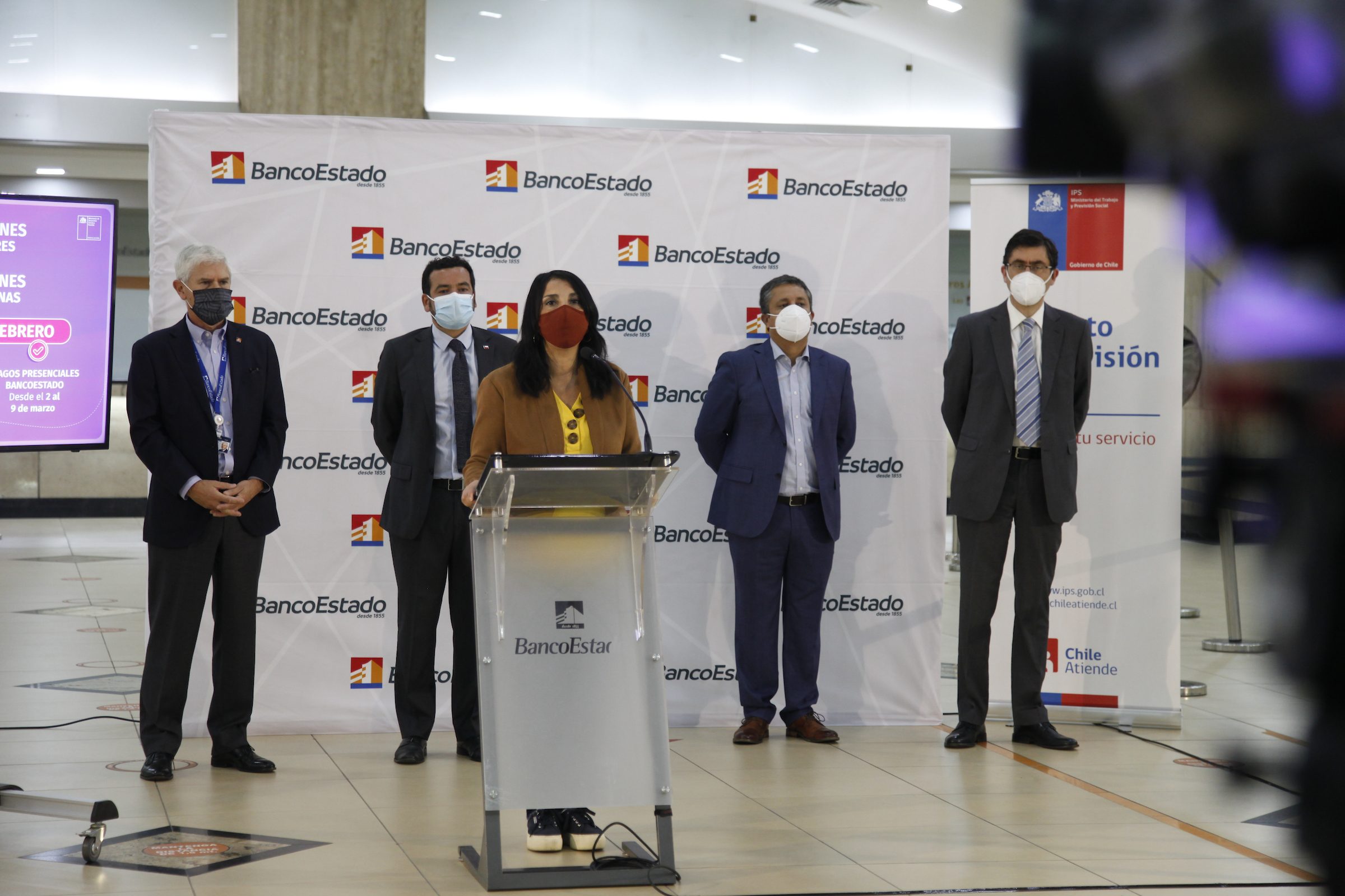 5 personas de pie presentando una información