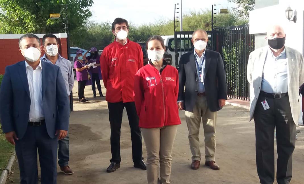 Autoridades y usuarios en pago rural Batuco.