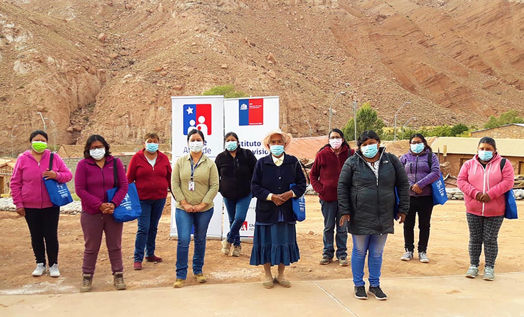 Mujeres participante de taller con autoridad regional IPS.