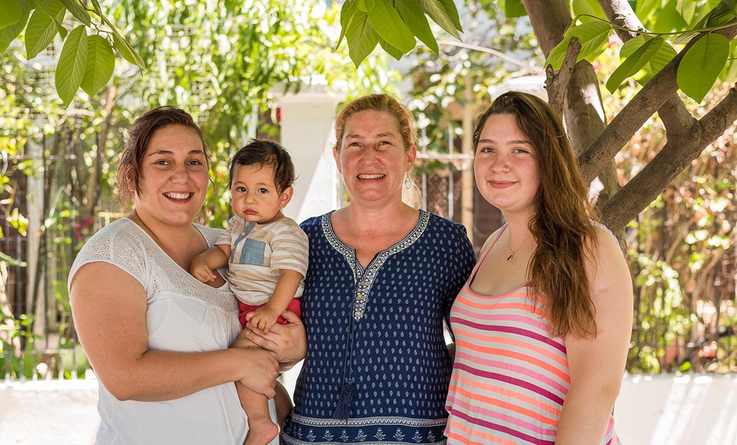 Familia integrada por una madre con sus dos hijas y una de ellas con un niño en brazos.