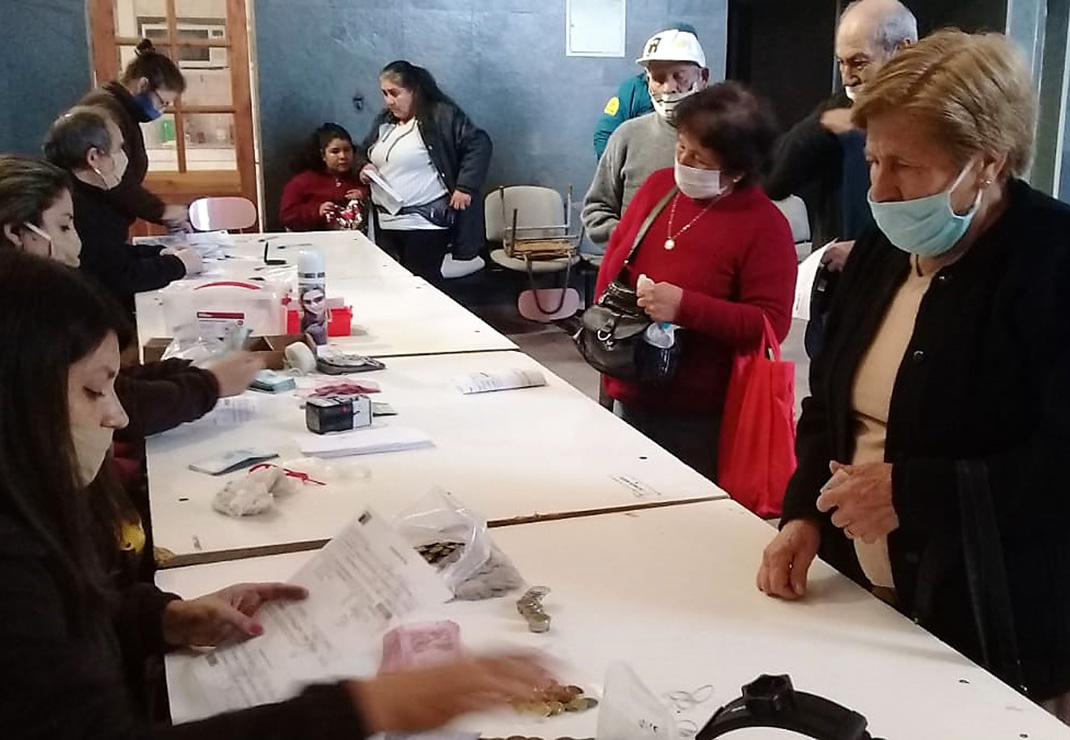 Usuarios rurales recibiendo su pago.