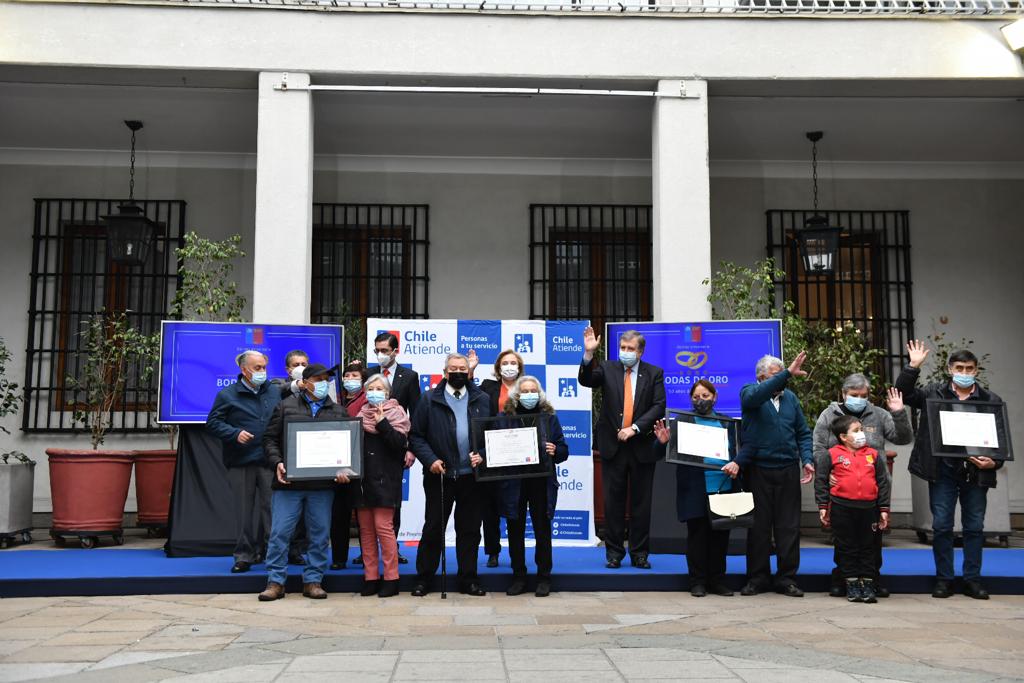 Grupo de empleados IPS posando para una foto