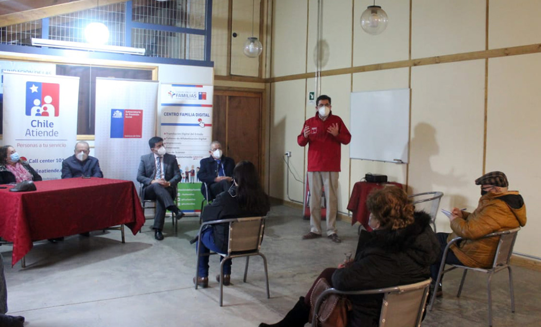 Subsecretario Pizarro conversa con dirigentes comunales.