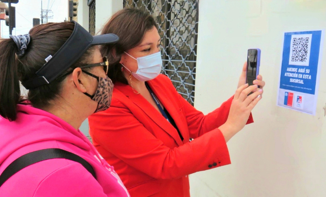 Persona escanea código QR con su celular.