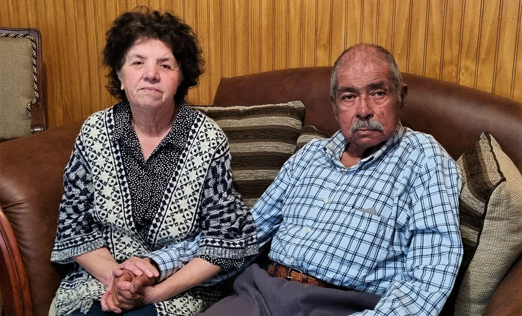 Matrimonio, hombre y mujer, sentados, de la mano.
