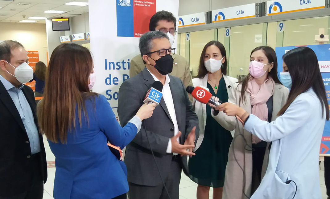 Autoridades de Gobierno, entrevistadas por periodistas.