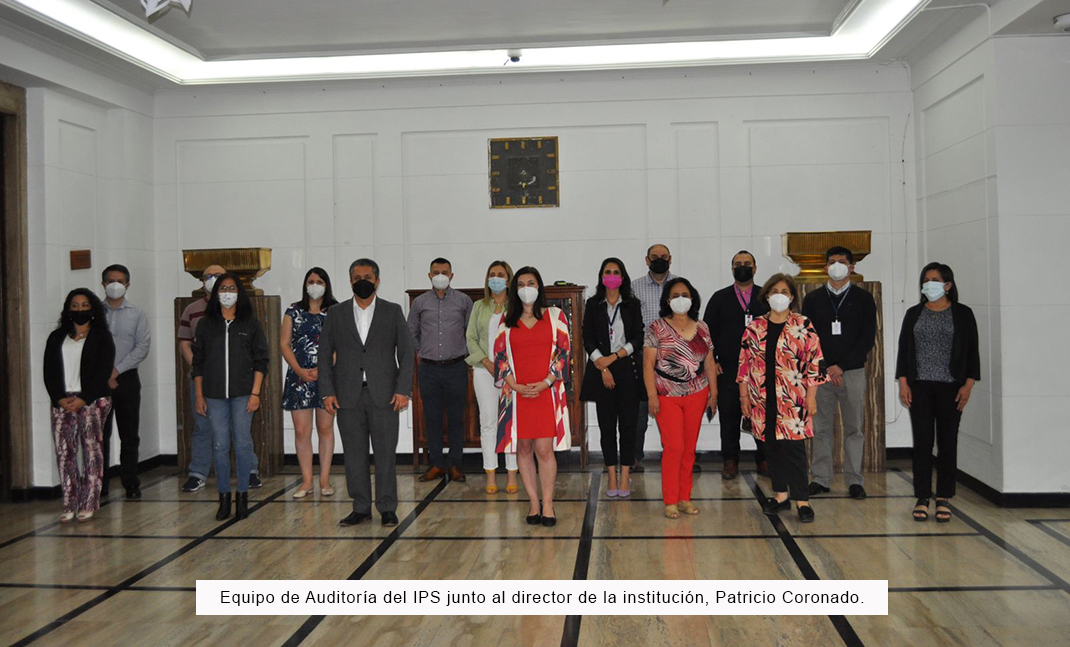 Funcionarios del Depto. Auditoría Interna IPS junto al Director Nacional del IPS.
