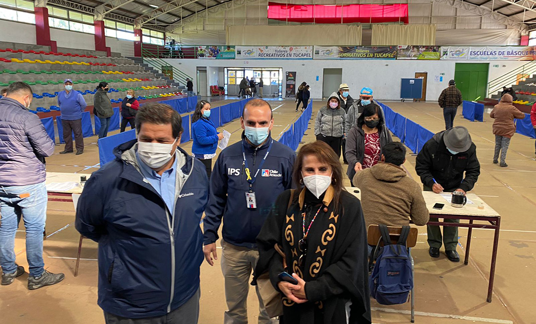 Autoridades supervisando pagos móviles.