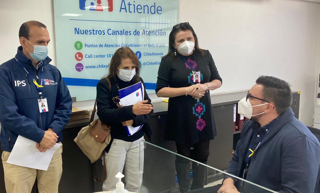 Autoridades conversando con funcionarios.