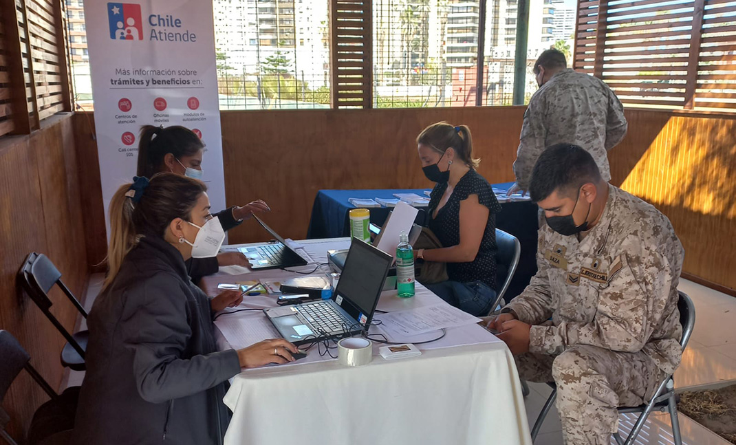 Funcionarios IPS atendiendo a funcionarios del Ejército.