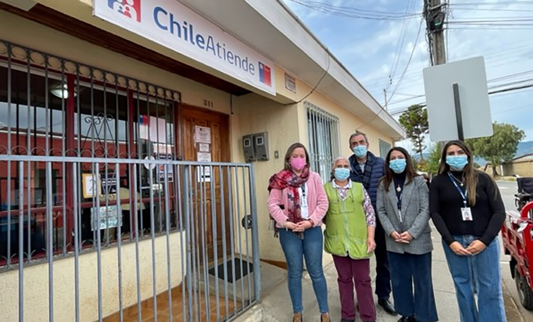Autoridades junto a funcionarios IPS.