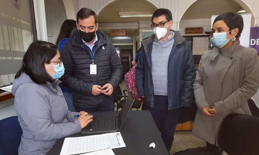Autoridades y funcionarios IPS en atención terreno.