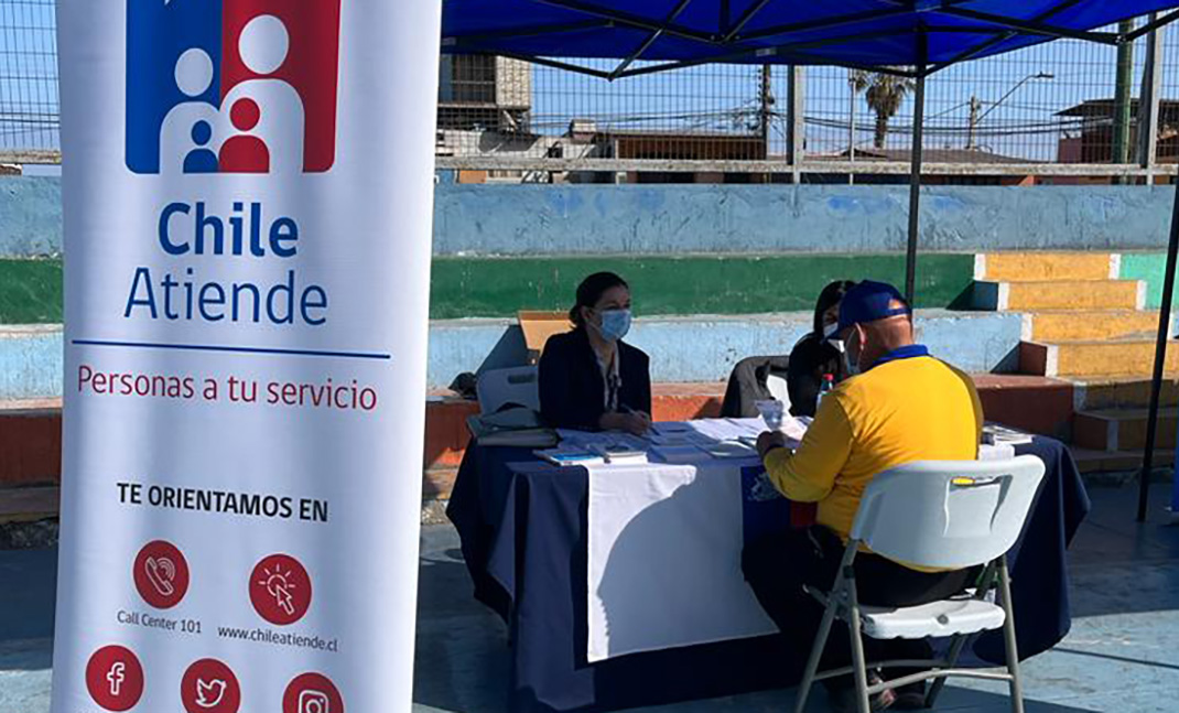 Funcionaria del IPS atendiendo público.
